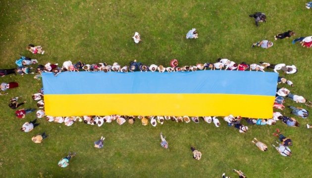 Українські дипустанови та громади за кордоном відзначають День Прапора
