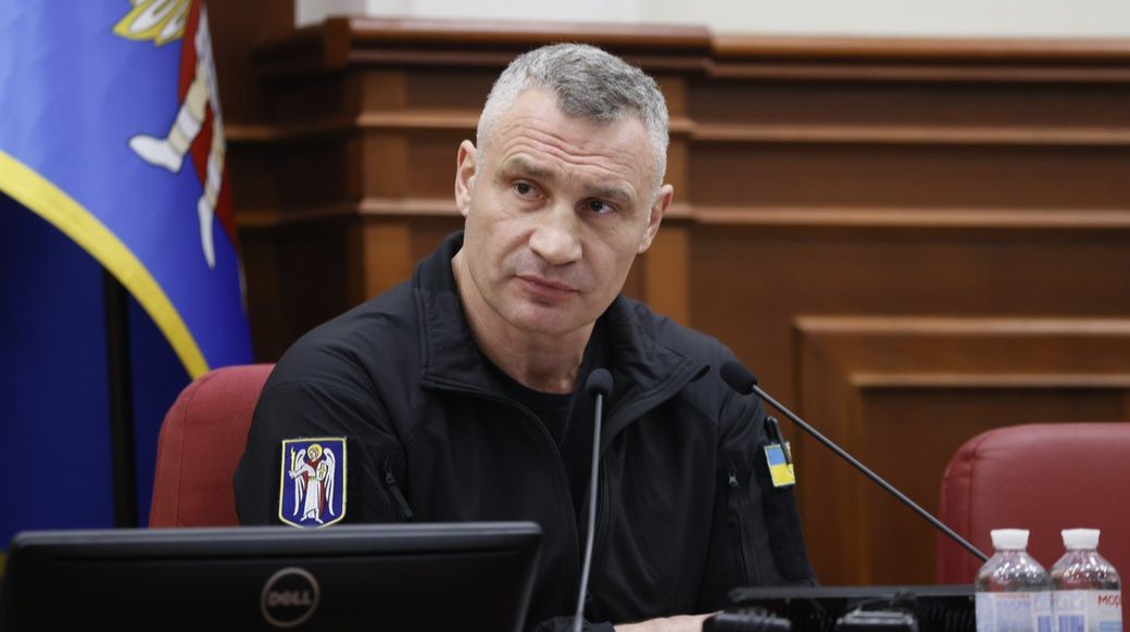 Київ спрямував 140 автобусів на маршрути між берегами та працює над рухом мостами під час тривог