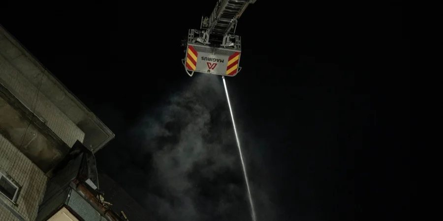 У Святошинському районі Києва через атаку дронів горіла дев’ятиповерхівка