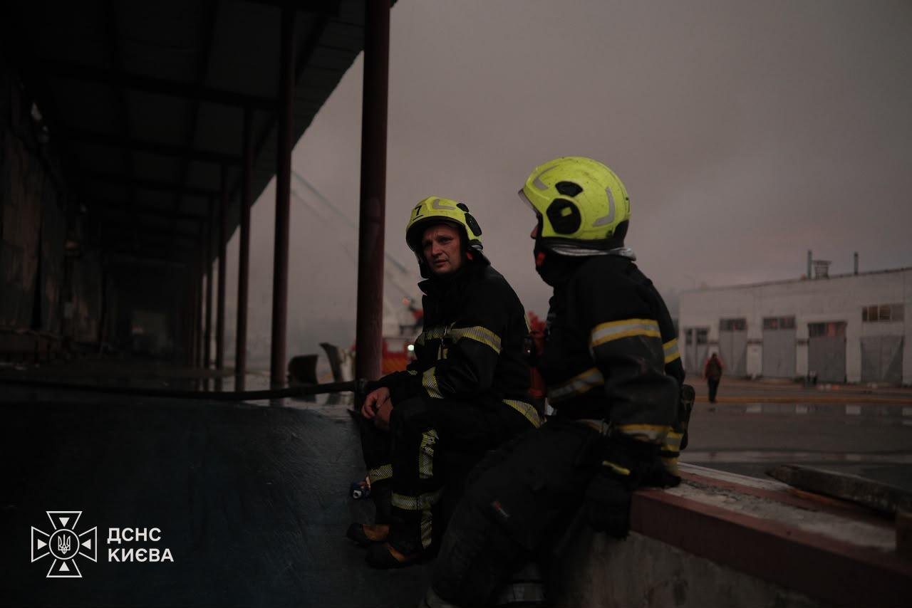 У Київській області через масовану атаку РФ палають склади й підприємства, є загиблий і поранені
