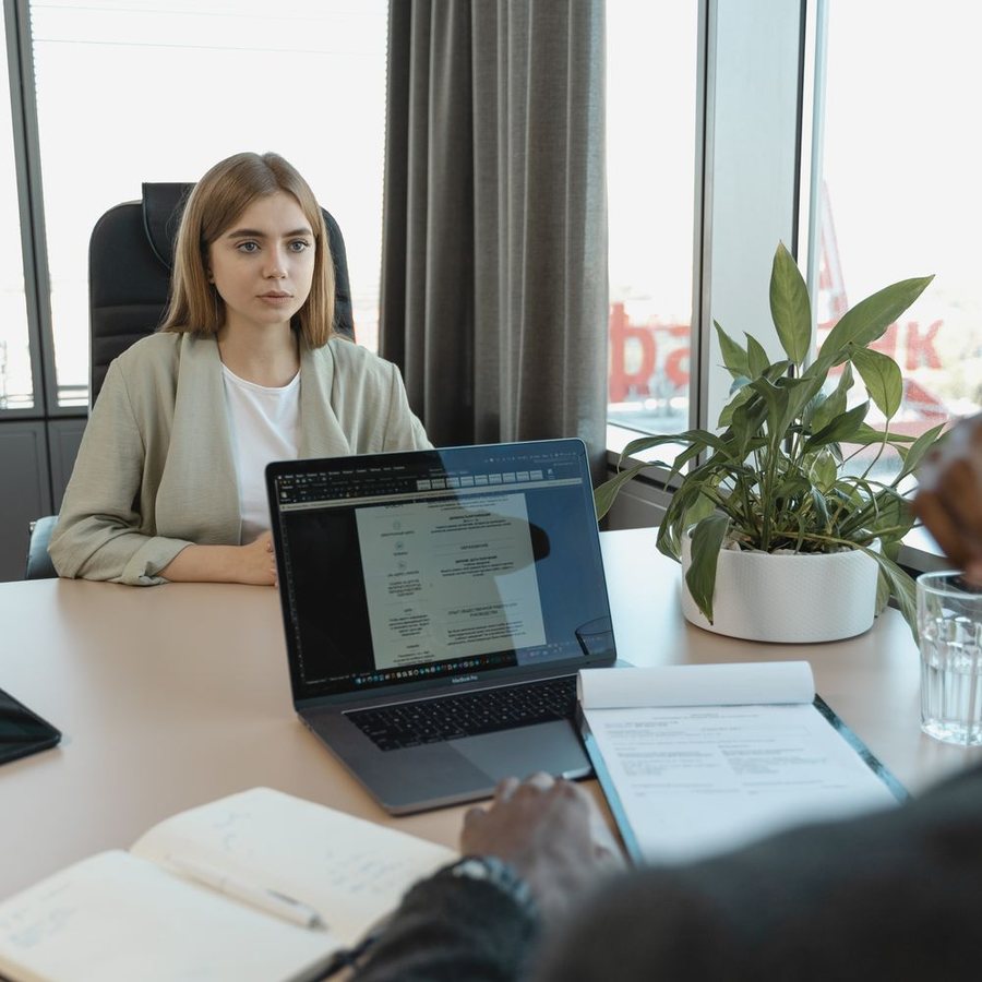 Зумери ghostять роботодавців у відповідь? Що насправді кажуть цифри