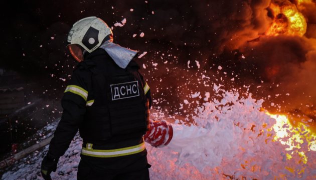Росія атакує Київ дронами: влучання в житловий будинок і пожежа на складі
