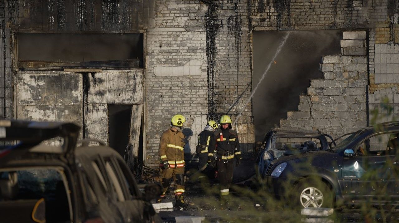 Російська атака на Київ: пошкоджено 14 багатоповерхівок та станцію метро