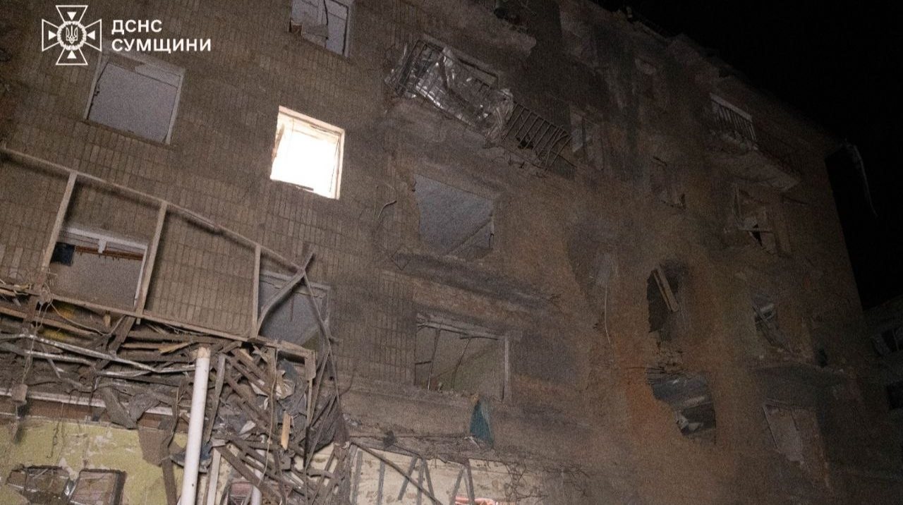 Рятувальники показали наслідки удару КАБами по центру Сум: загинули троє дорослих і дитина