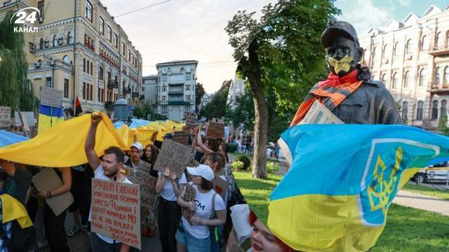 П'ятий день поспіль українці протестують проти відставки Федорова та вимагають звільнення Сирського