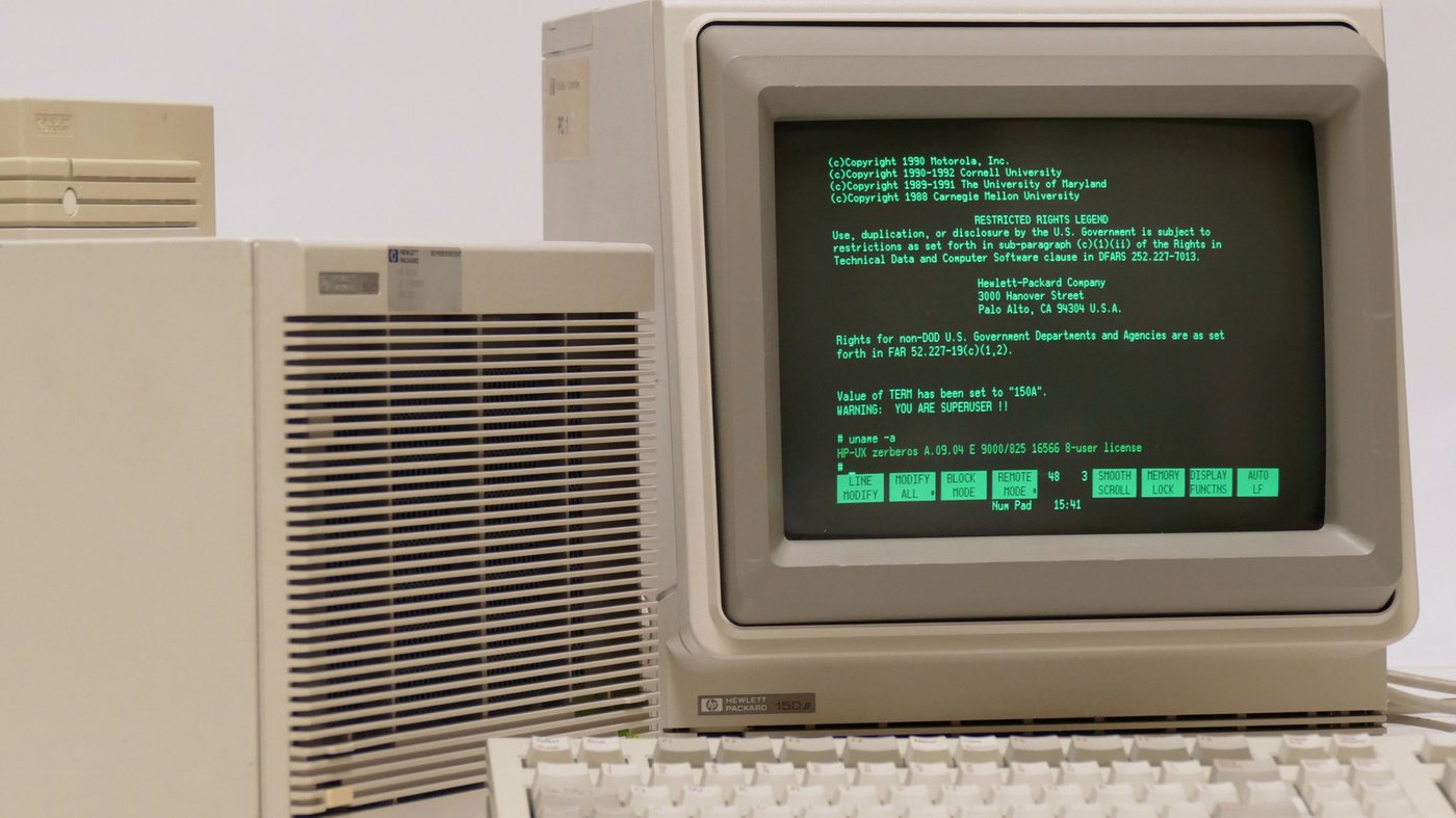 Hewlett-Packard випустила HP 150 із сенсорним екраном на інфрачервоних датчиках у 1983 році