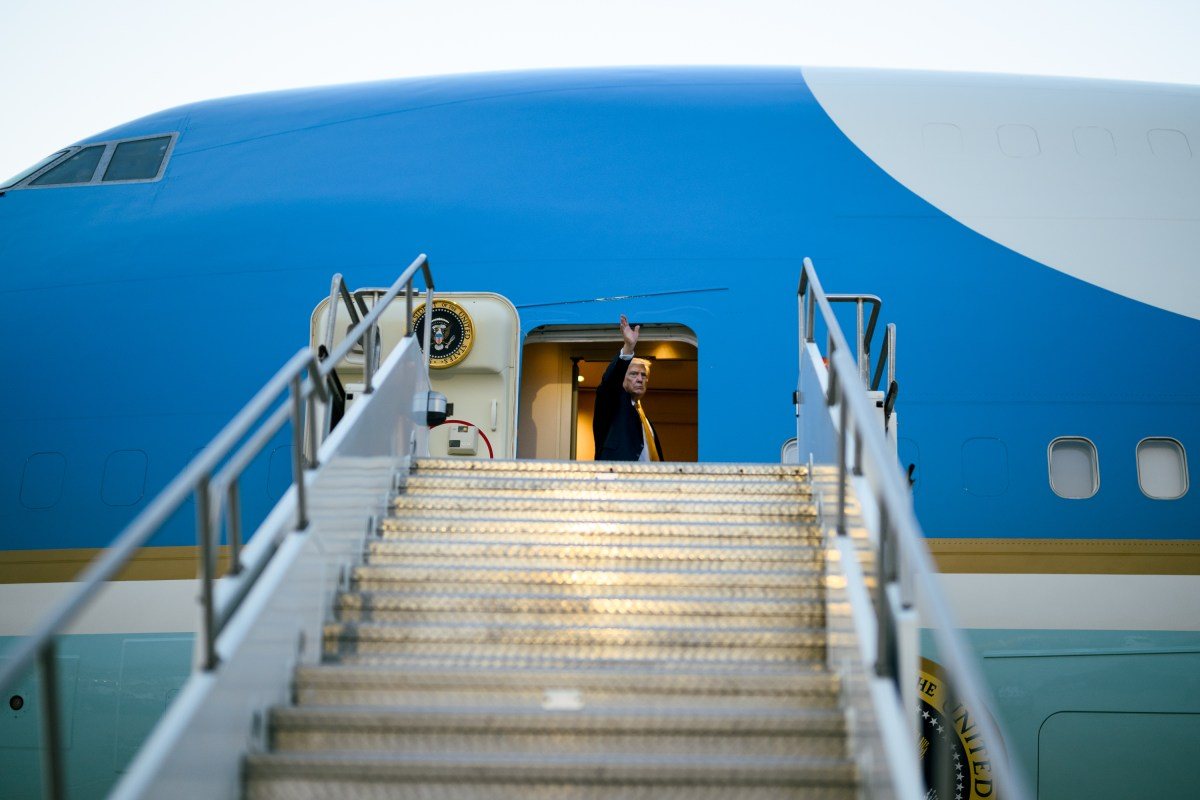 Трамп сів у Air Force One перед камерами, але полетів іншим літаком