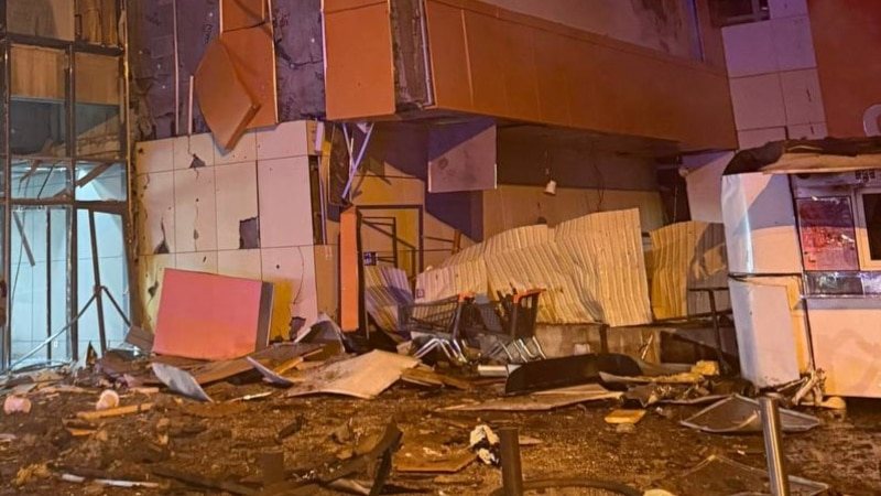 Російський удар по ТРЦ у Сумах: постраждали 14 людей, серед них діти