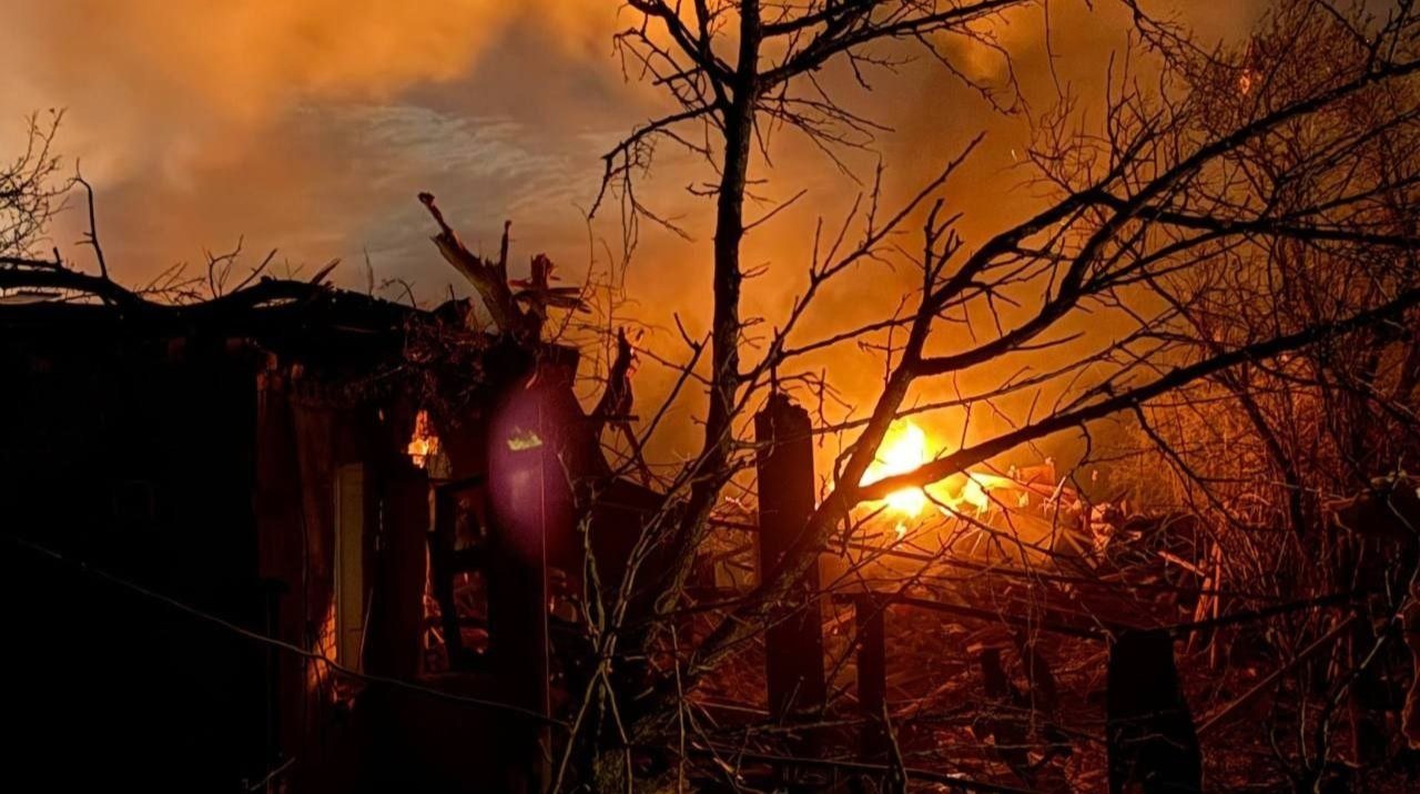 Окупанти ввечері вдарили вісьмома КАБами по Сумах: троє поранених, пошкоджено близько 15 будинків