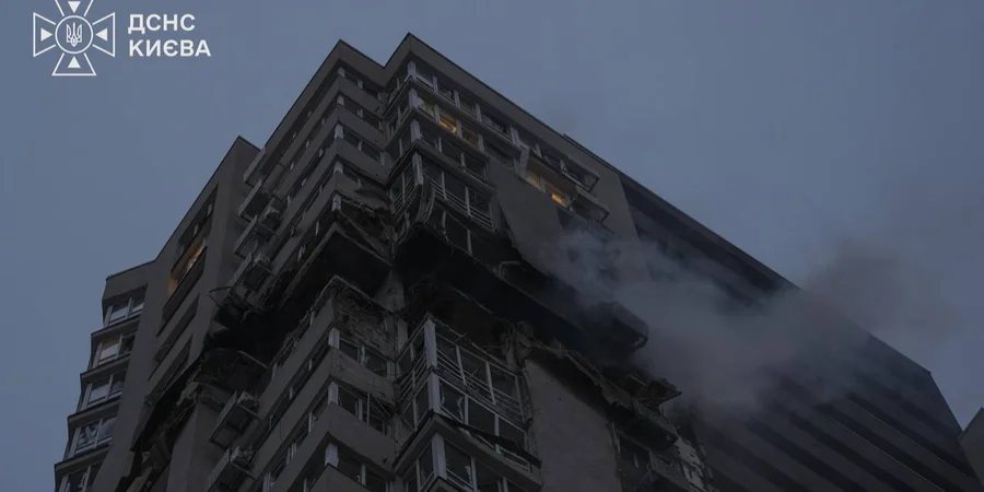Російський дрон влучив у 24-поверхівку в Києві: двоє загиблих