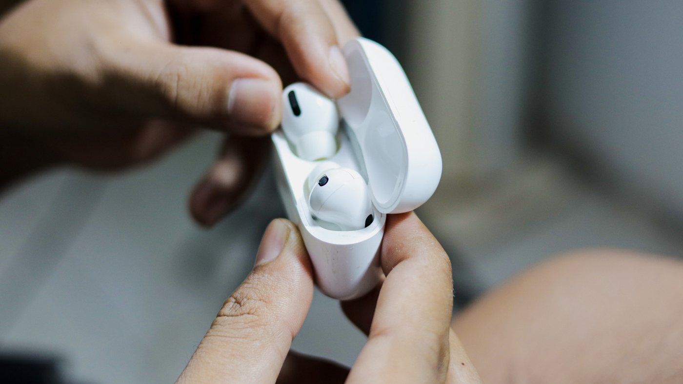 Користувачі AirPods перевертають навушники для кращої фіксації: що змінюється у роботі пристрою