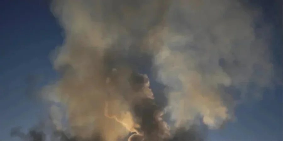 Російський дрон вдарив по людях біля ТЦ у Сумах: одна людина загинула, двоє поранені