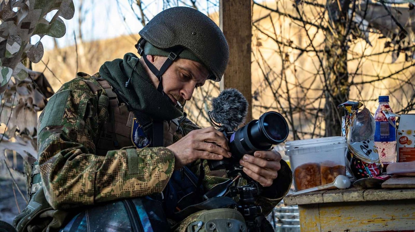 Фотограф «Азову» Роман Закревський презентував дебютну книгу про війну