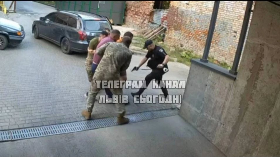 Львівська прокуратура розслідує інцидент зі зброєю за участі ТЦК, поліції та цивільних
