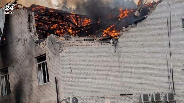 Росіяни двічі вдарили по бізнес-центру в Лозовій: люди вистрибували з вікон