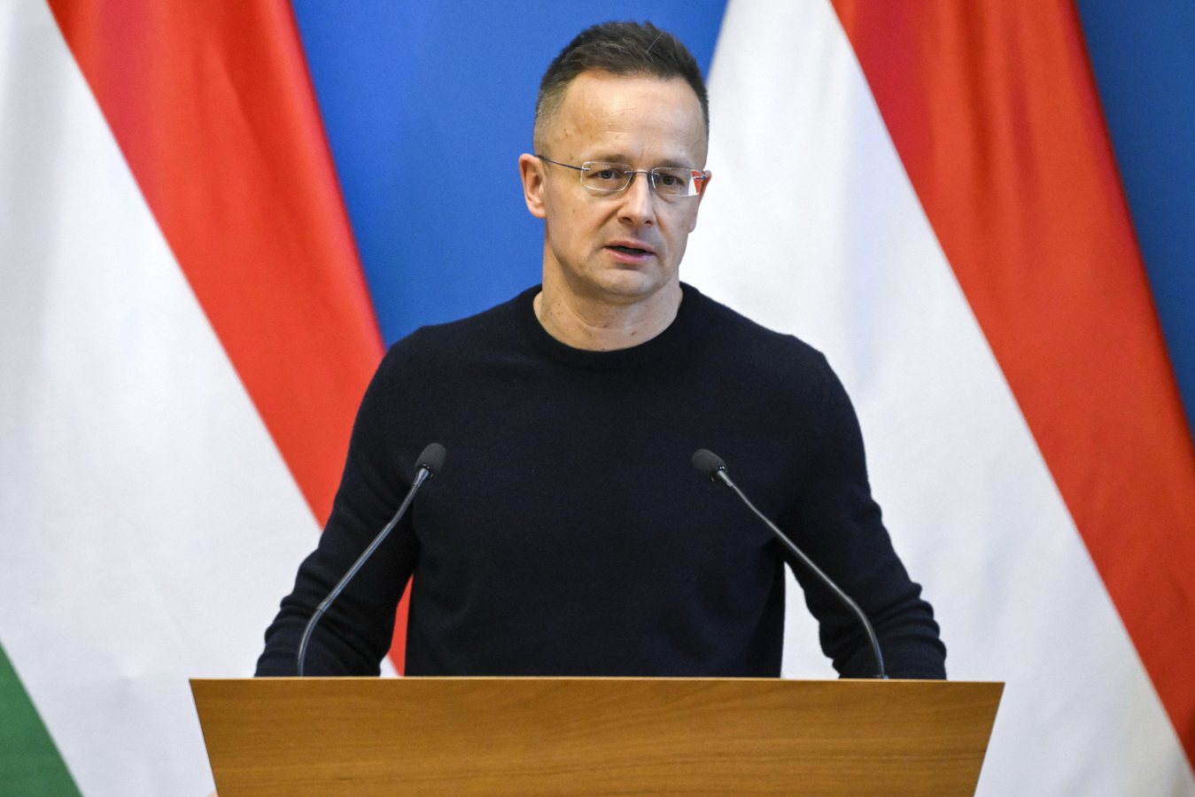 Зал повний, журналістів майже немає: як проходили брифінги Сійярто