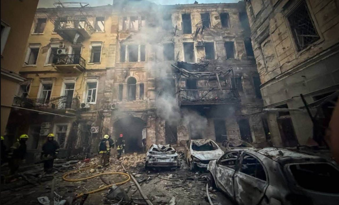 Що відбувається в Одесі після нічного удару: світло повертають, 12 людей постраждали