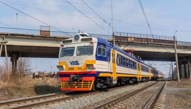 Через повітряну загрозу в Києві зупинили рух Kyiv City Express, у двох районах пожежі