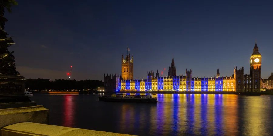 Будівлі парламентів світу підсвітили кольорами українського прапора на День Незалежності